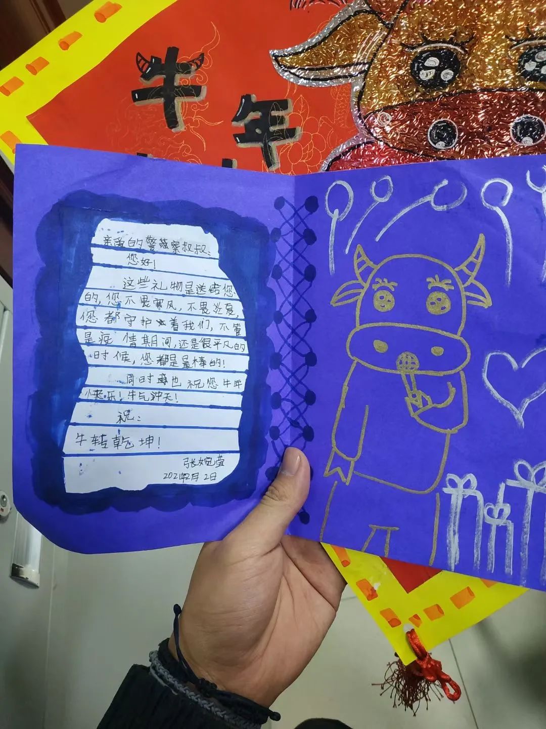 库尔勒:可爱的小朋友们自制新春贺卡,为辅警叔叔送